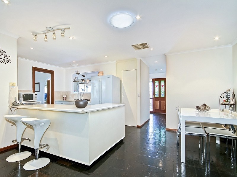 11 Dutchman Drive, Hallett Cove SA 5158