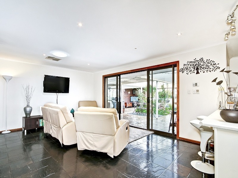 11 Dutchman Drive, Hallett Cove SA 5158