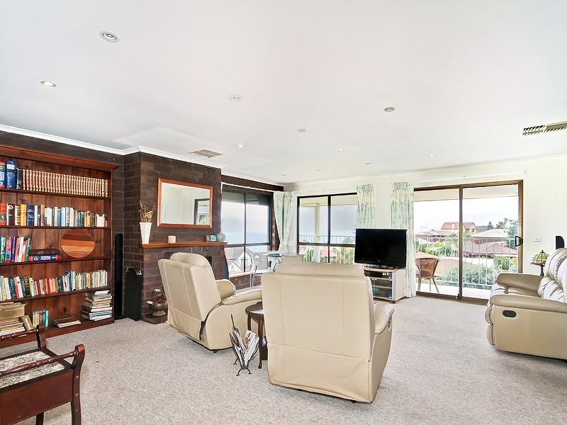 11 Dutchman Drive, Hallett Cove SA 5158