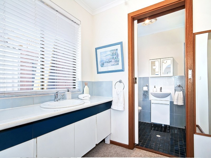 11 Dutchman Drive, Hallett Cove SA 5158