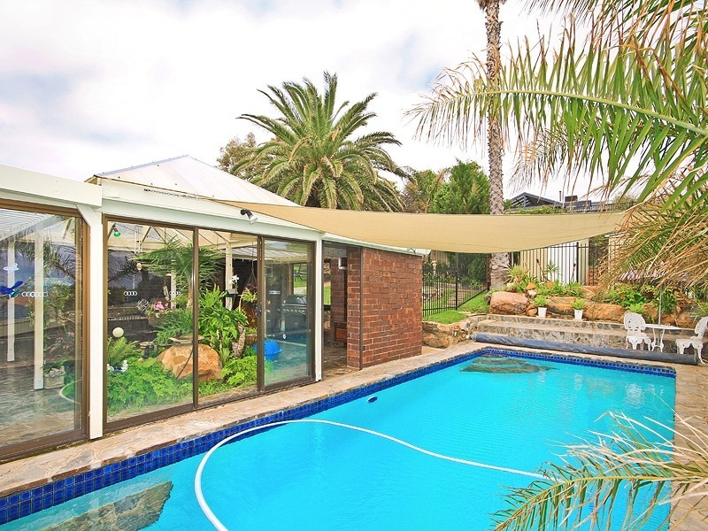 11 Dutchman Drive, Hallett Cove SA 5158