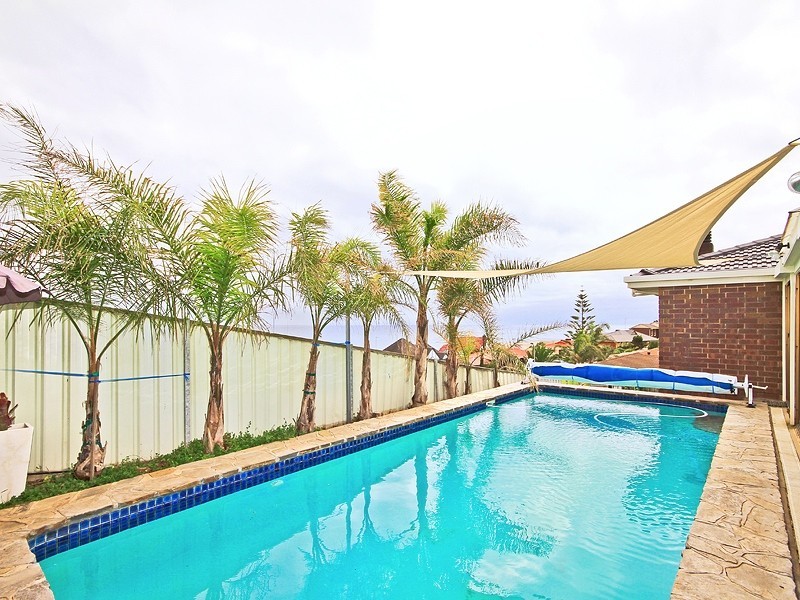 11 Dutchman Drive, Hallett Cove SA 5158