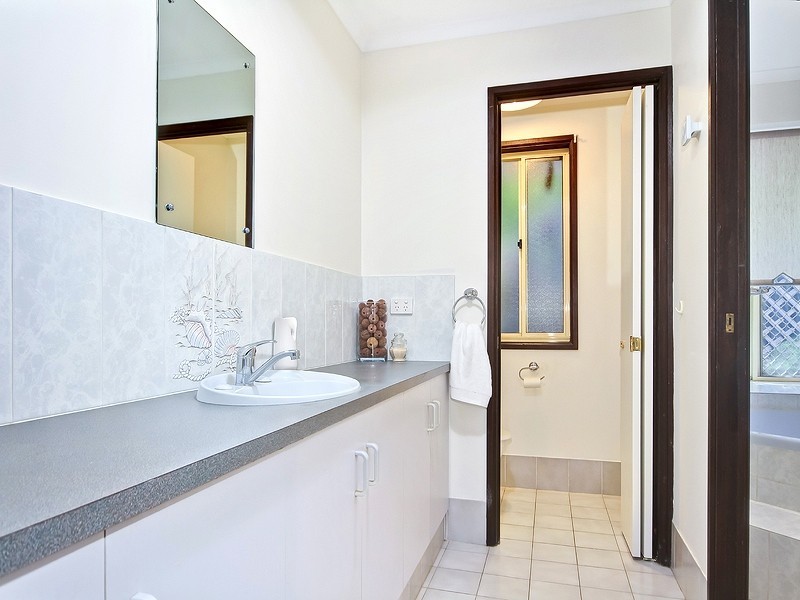 2 Duntroon Close, Hallett Cove SA 5158