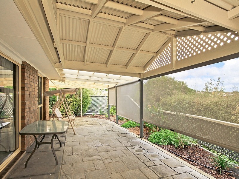 2 Duntroon Close, Hallett Cove SA 5158