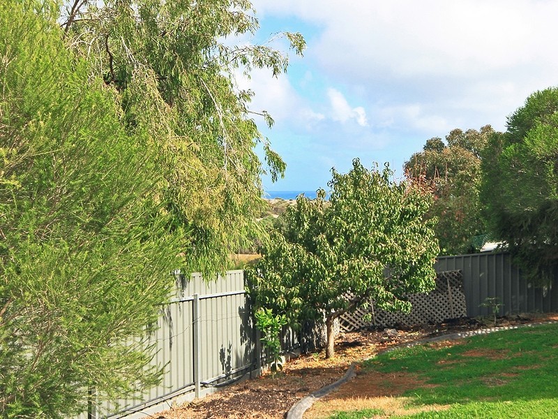 2 Duntroon Close, Hallett Cove SA 5158