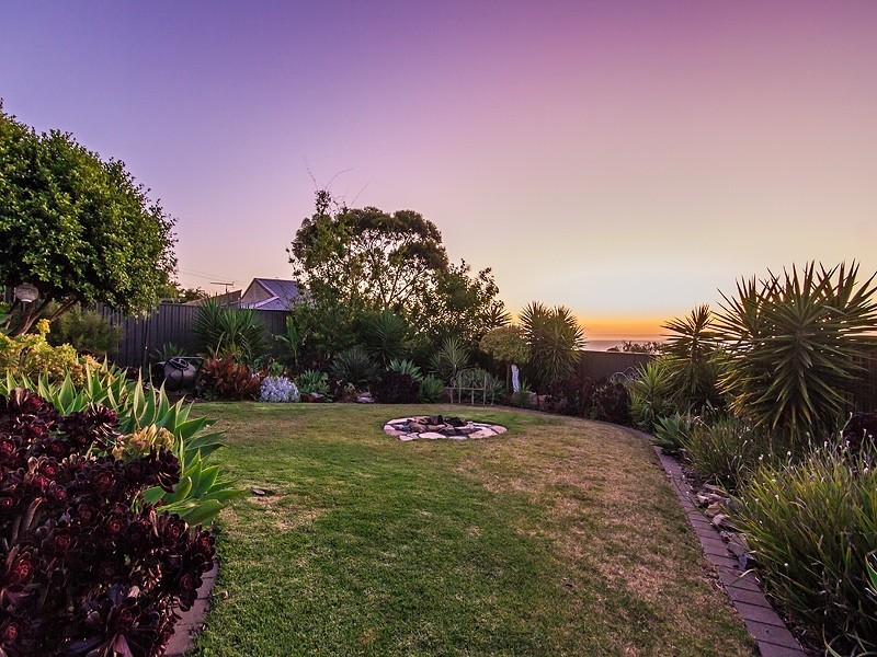 1 Wonggo Street, Hallett Cove SA 5158