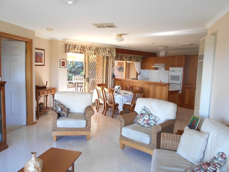 5 Duntroon Close, Hallett Cove SA 5158