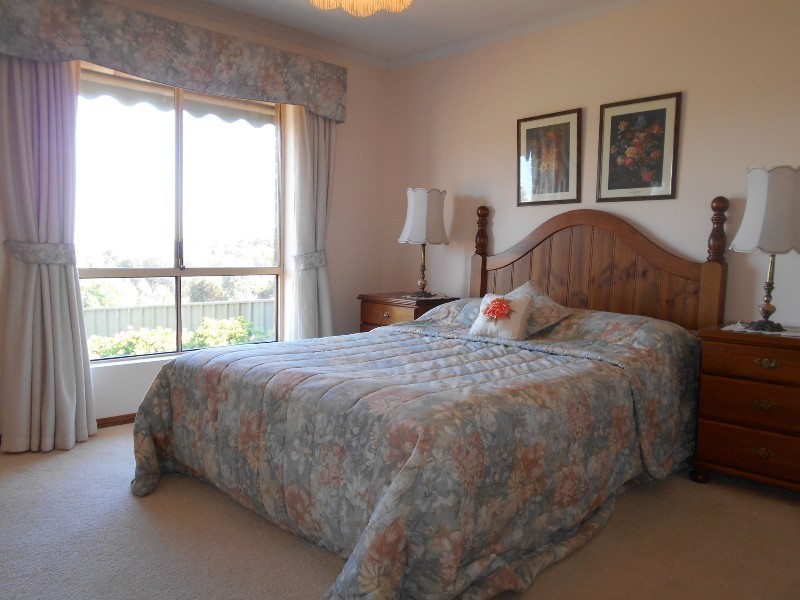 5 Duntroon Close, Hallett Cove SA 5158