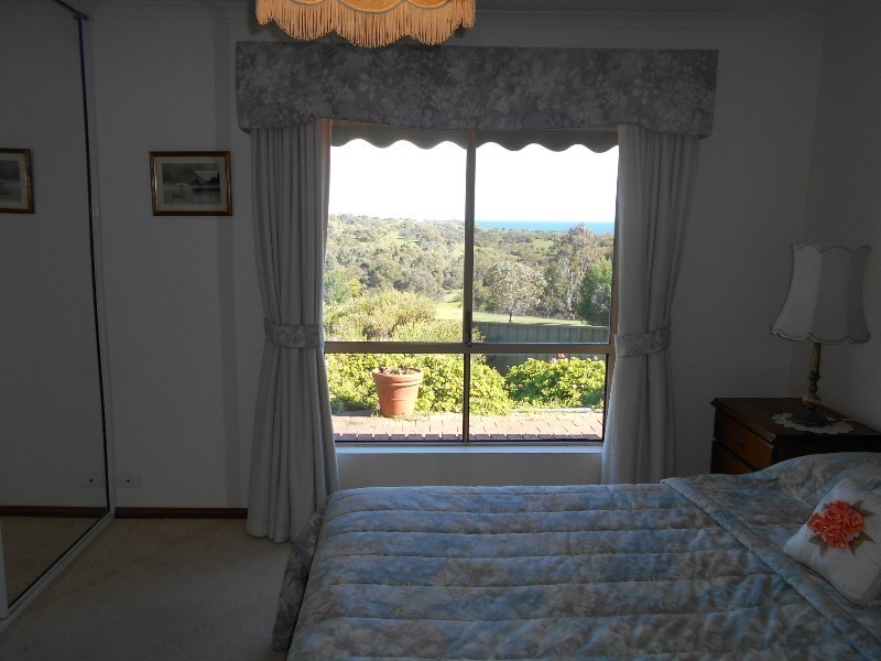 5 Duntroon Close, Hallett Cove SA 5158