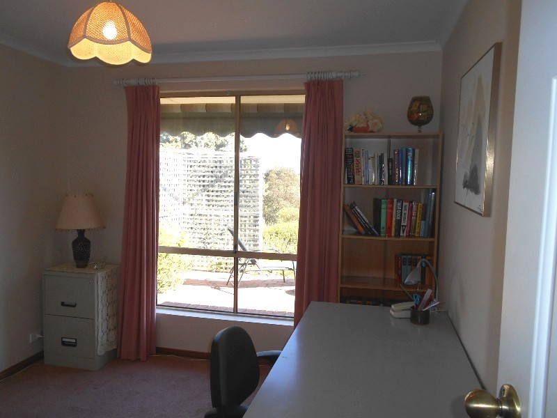 5 Duntroon Close, Hallett Cove SA 5158