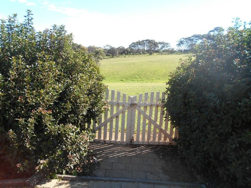 5 Duntroon Close, Hallett Cove SA 5158