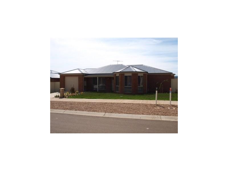 8 James Close, Kilmore VIC 3764