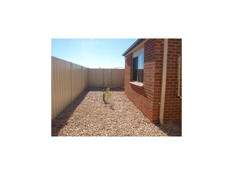 8 James Close, Kilmore VIC 3764