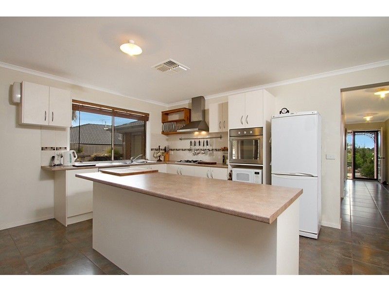 4 Larissa Close, Romsey VIC 3434