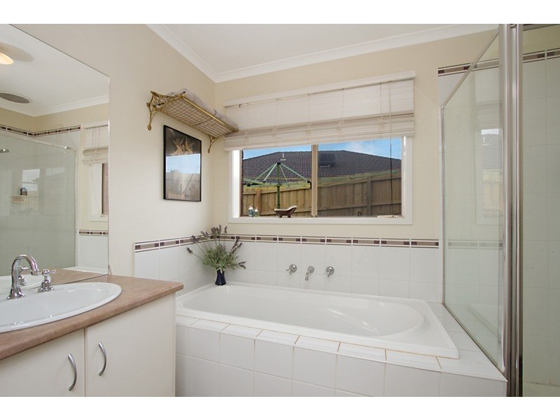 4 Larissa Close, Romsey VIC 3434