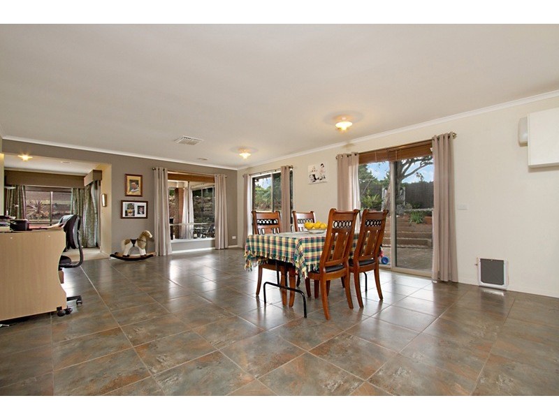 4 Larissa Close, Romsey VIC 3434