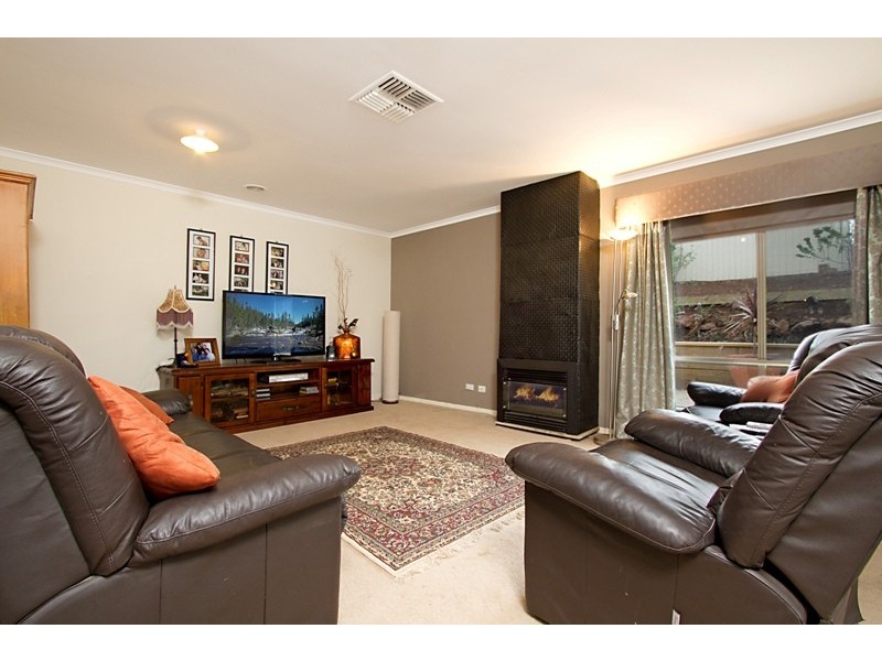 4 Larissa Close, Romsey VIC 3434