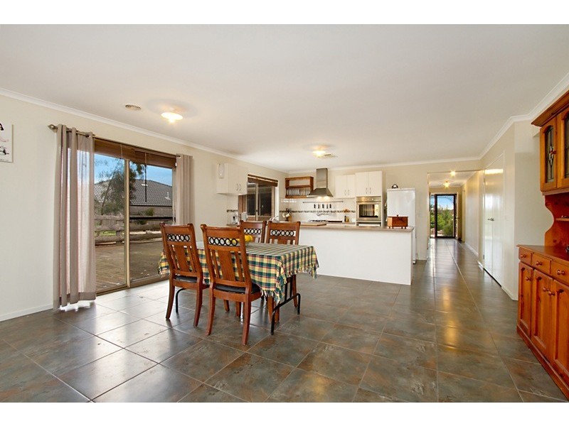 4 Larissa Close, Romsey VIC 3434