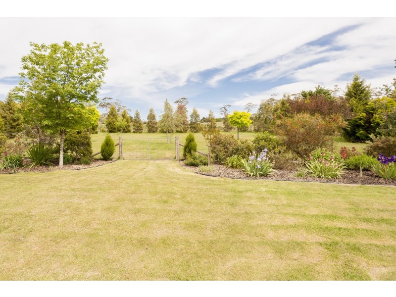 13 Melrose  Drive, Kilmore VIC 3764