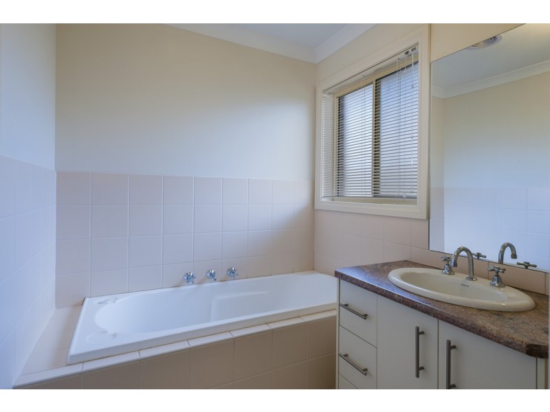16 Pinewood Place, Kilmore VIC 3764