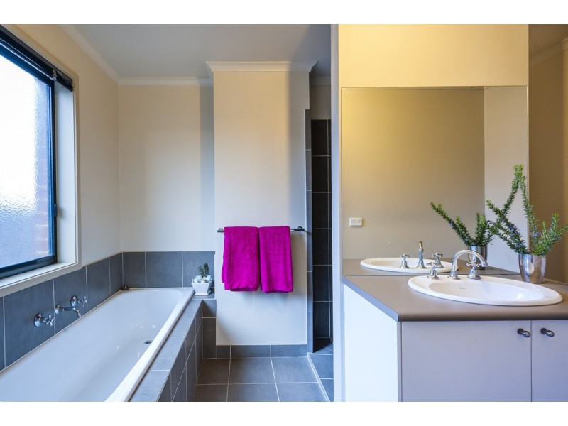 4 Wattlebird Way, Kilmore VIC 3764