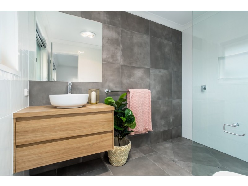 2 Senators Court, Jones Hill QLD 4570