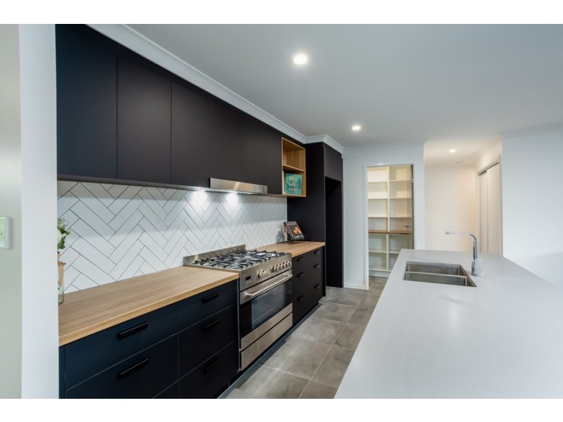 2 Senators Court, Jones Hill QLD 4570