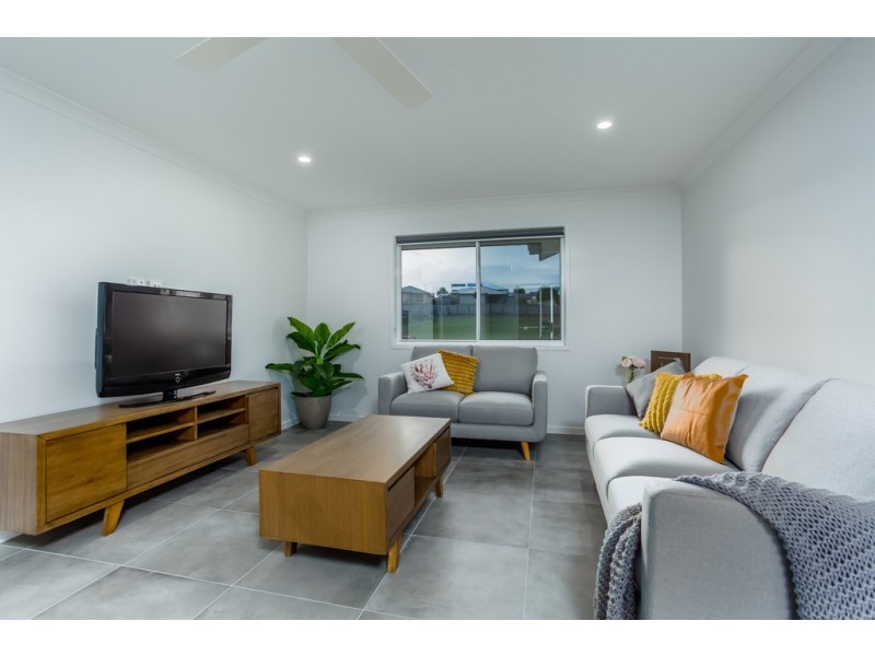 2 Senators Court, Jones Hill QLD 4570