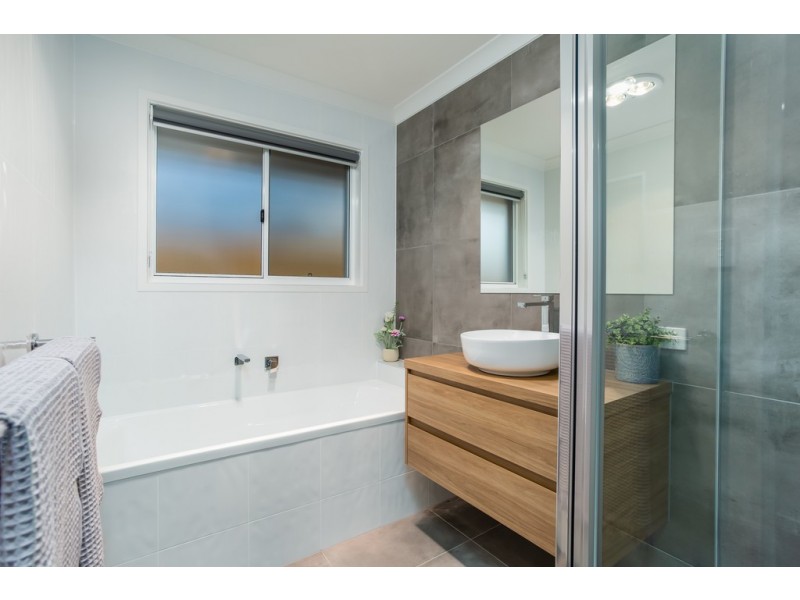 2 Senators Court, Jones Hill QLD 4570