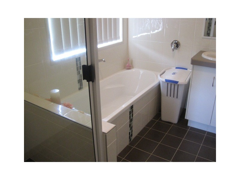 8 Rosewood Ct, Southside QLD 4570