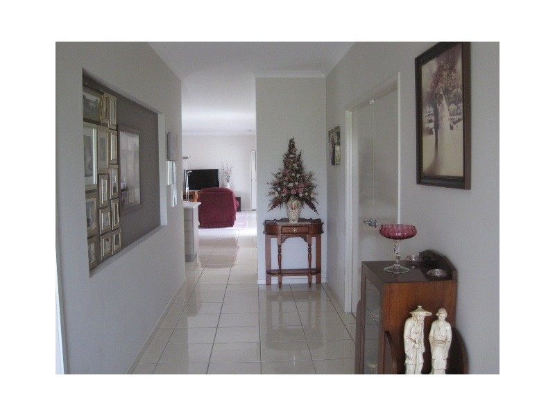 8 Rosewood Ct, Southside QLD 4570