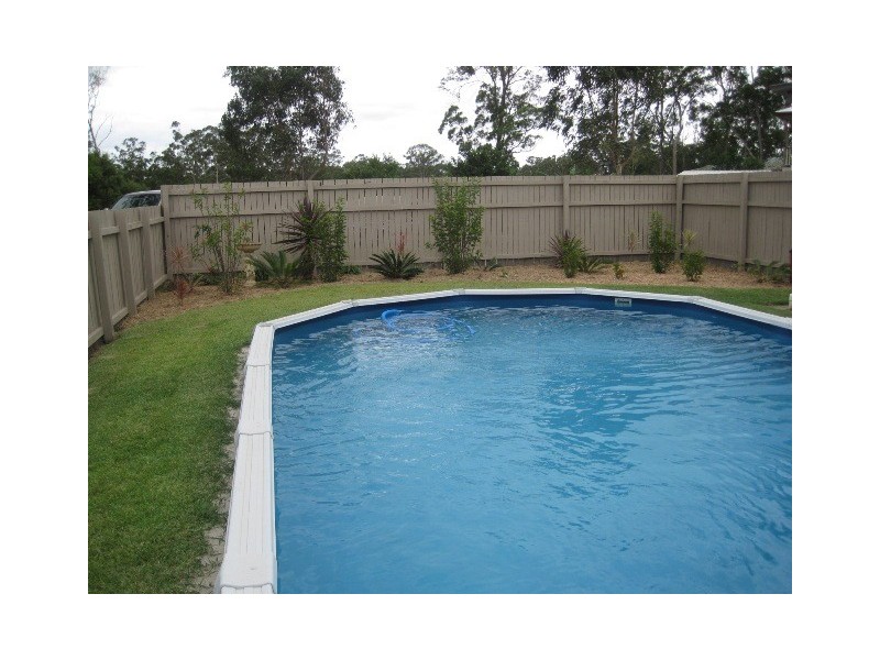 8 Rosewood Ct, Southside QLD 4570