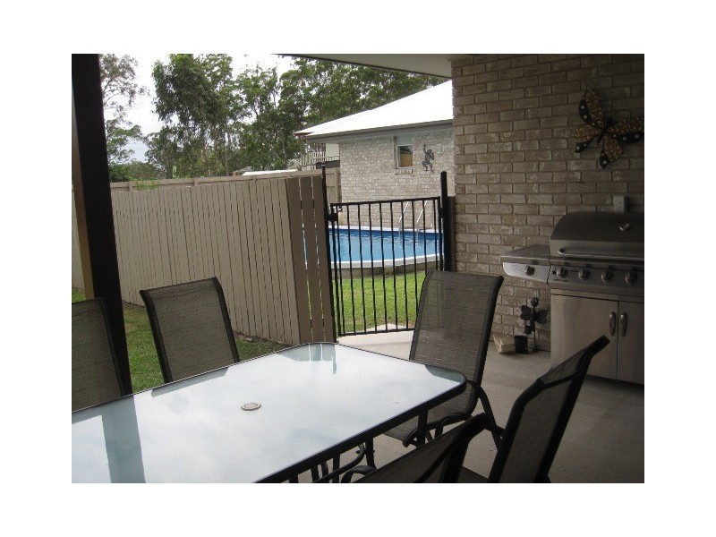 8 Rosewood Ct, Southside QLD 4570