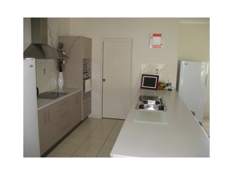 8 Rosewood Ct, Southside QLD 4570