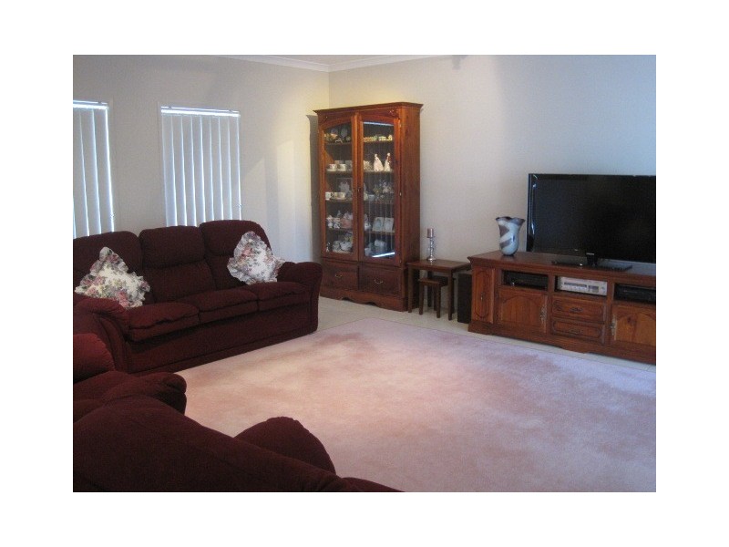 8 Rosewood Ct, Southside QLD 4570