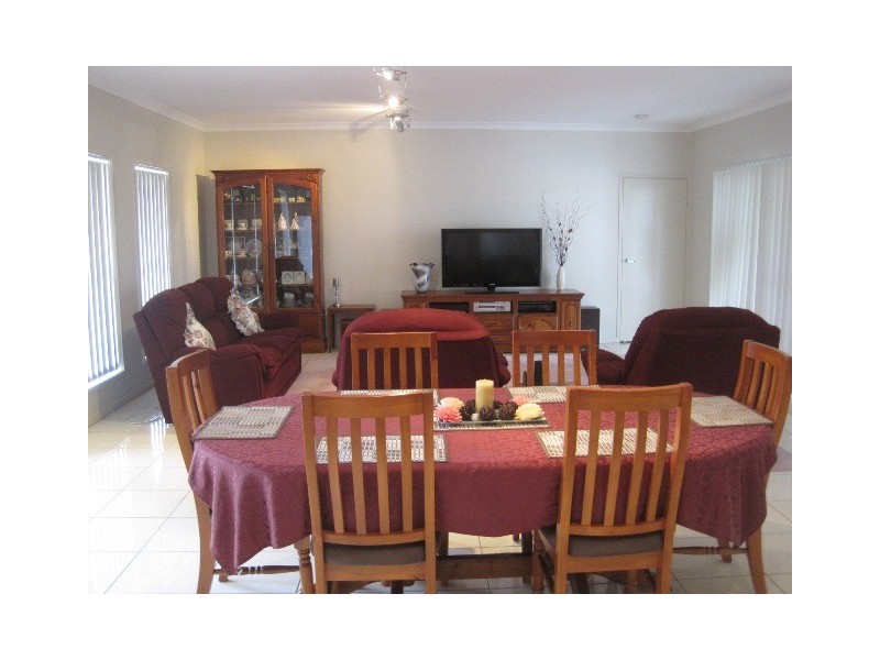 8 Rosewood Ct, Southside QLD 4570