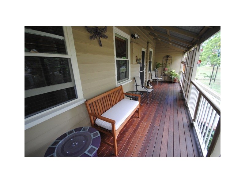 8 James St, Kilkivan QLD 4600