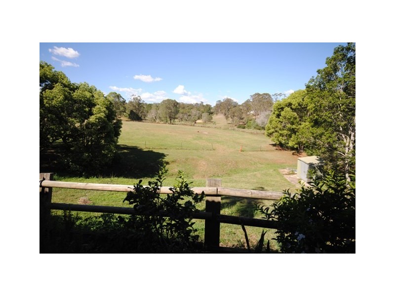 3 Dons, Araluen QLD 4570