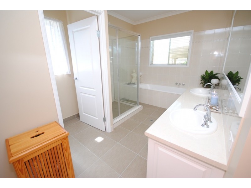 17 Azure Ave., Banks Pocket QLD 4570