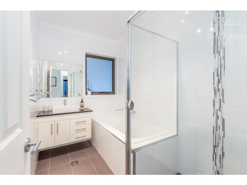 7 Carl Street, Googong NSW 2620