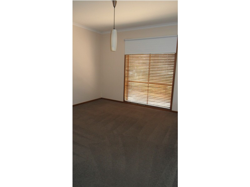 4 Myola Street, Queanbeyan NSW 2620