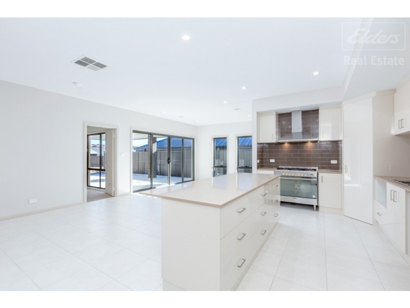 8 Dolly Street, Googong NSW 2620