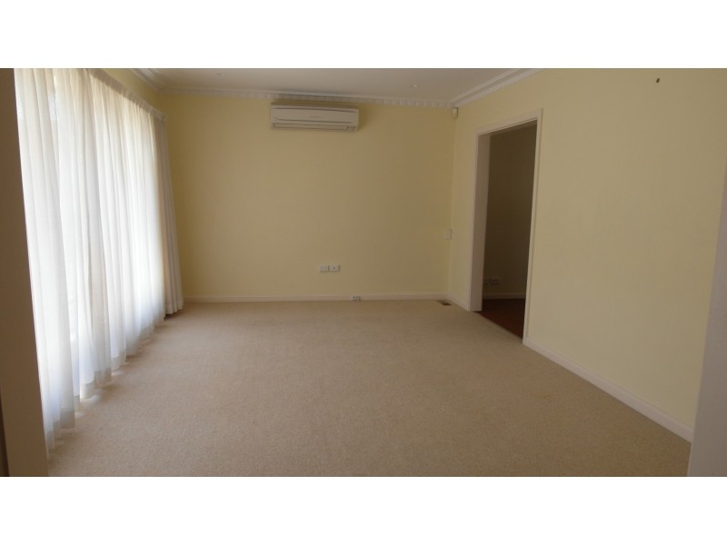 33 Elizabeth Crescent, Queanbeyan NSW 2620
