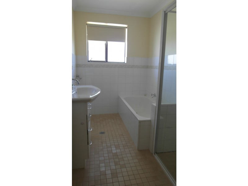 33 Elizabeth Crescent, Queanbeyan NSW 2620