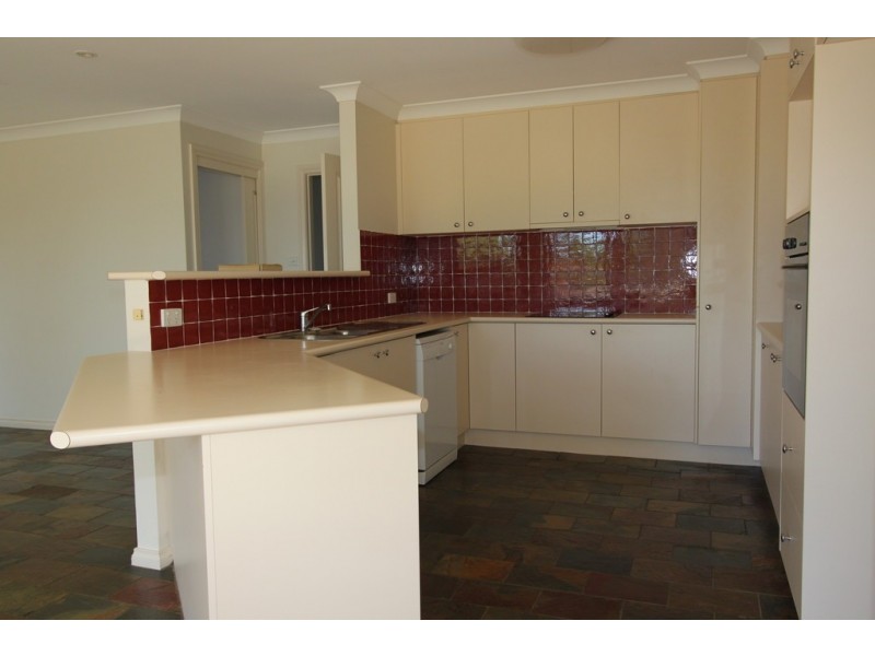 8 Johanna Moore, Jerrabomberra NSW 2619