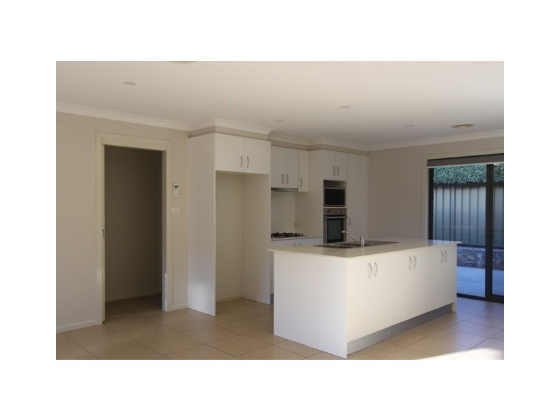 2/8-10 Ernest Street, Queanbeyan NSW 2620