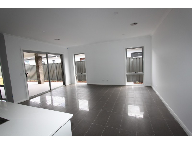 24 Tabrett Street, Googong NSW 2620