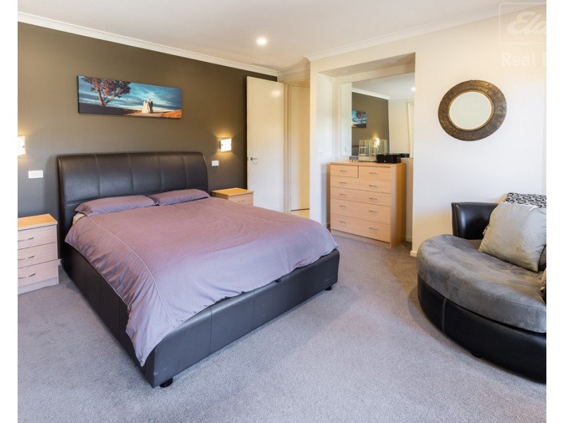 17 Donoghoe Crescent, Queanbeyan East NSW 2620