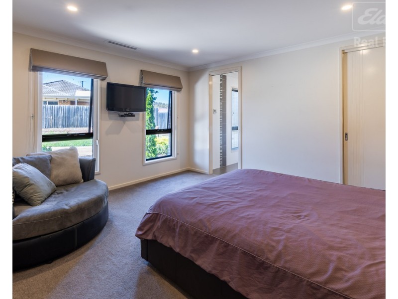 17 Donoghoe Crescent, Queanbeyan East NSW 2620