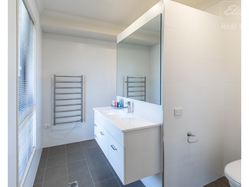 17 Donoghoe Crescent, Queanbeyan East NSW 2620